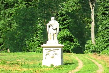 Socha sv. Ludmily u silnice č. 14, spojující Mělník s Českou Lípou. (© Pavel Vítek 08/2024)