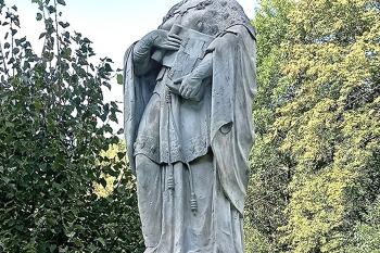 Socha sv. Ludmily u silnice č. 14, spojující Mělník s Českou Lípou. (© Pavel Vítek 08/2024)