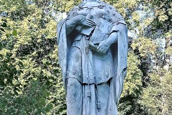 Socha sv. Ludmily u silnice č. 14, spojující Mělník s Českou Lípou. (© Pavel Vítek 08/2024)