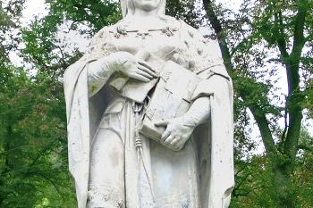 Socha sv. Ludmily u silnice č. 14, spojující Mělník s Českou Lípou. (© Pavel Vítek 08/2024)