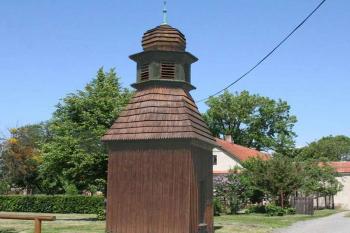 Dřevěná zvonice v obci Jarošov u Nových Hradů. (© Pavel Vítek  09/2024)