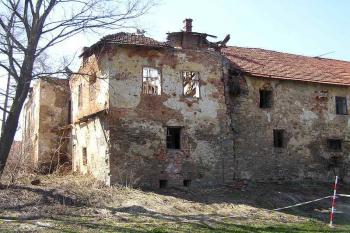 Budovy panského dvora ( © Jan P. Štěpánek 04/2006)