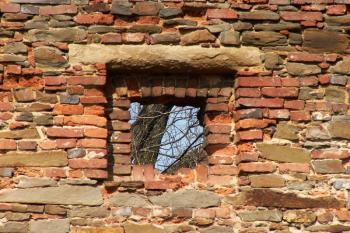 Detail z jižní fasády tvrze. (© Miroslav BITTER 03/2004)