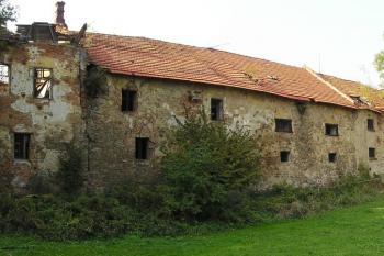 rozpadající se objekt památkově chráněného objektu panského dvora a sýpky při tvrzi ( © Jan P. Štěpánek 10/2007)