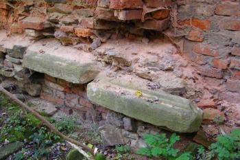 starší kamenné prvky byly při přestavbě tvrze mnohdy druhotně použity ( © Jan P. Štěpánek 10/2007)