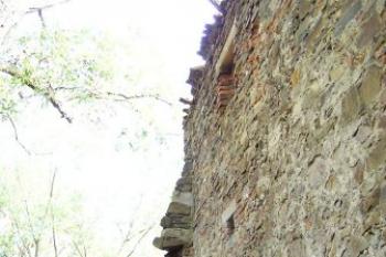 pohled kolem severní stěny na severovýchodní nárožní pilíř ( © Jan P. Štěpánek 10/2007)