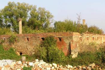 Velkopolomská tvrz od jihozápadu ( © Jan P. Štěpánek 10/2007)