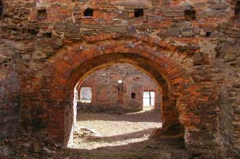 Velká Polom - průjezd do vnitřní části tvrze (2002 ©Ivo Karkoška)