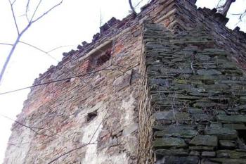 Detail torza severovýchodního nároží tvrze s opěrným pilířem ( © Jan P. Štěpánek 12/2007)