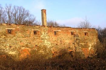 východní polovina jižní fronty tvrze ( © Jan P. Štěpánek 12/2007)
