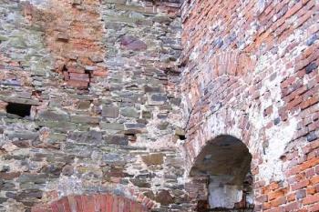jihozápadní nároží nádvoří tvrze ( © Jan P. Štěpánek 12/2007)