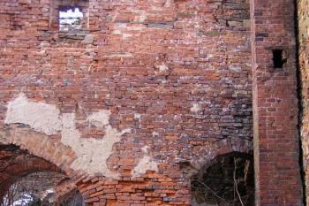 zaměřování nádvorních fasád tvrze ( © Jan P. Štěpánek 12/2007)
