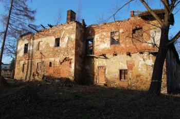 jižní fronta tzv. domu správce (panského domu) v blízkosti tvrze ( © Jan P. Štěpánek 12/2008)