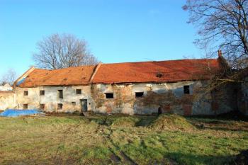 budova historické sýpky při tvrzi ( © Jan P. Štěpánek 12/2008)
