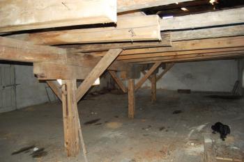 interiér přízemí sýpky ( © Jan P. Štěpánek 12/2008)