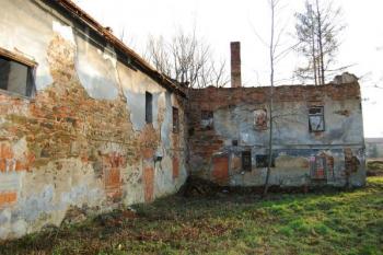 nádvorní strana sýpky a panského domu ( © Jan P. Štěpánek 12/2008)