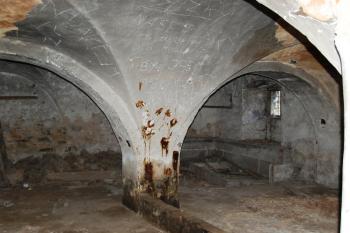 cenný klenutý interiér sníženého suterénu panského domu a sýpky ( © Jan P. Štěpánek 12/2008)