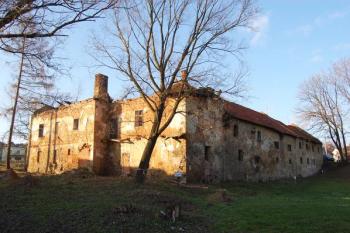 pohled na panský dům se stájemi a sýpkou od jihu ( © Jan P. Štěpánek 12/2008)