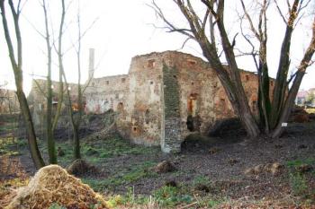 celkový pohled na budovu tvrze od východu ( © Jan P. Štěpánek 12/2008)