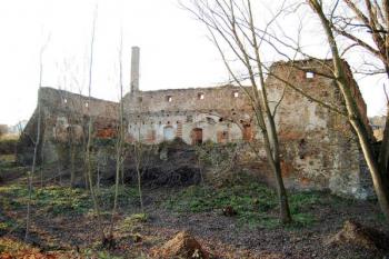 východní průčelí tvrze se zřícenou vnější stěnou ( © Jan P. Štěpánek 12/2008)