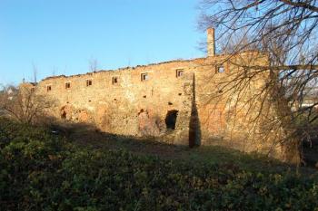 jižní fronta tvrze od jihovýchodu ( © Jan P. Štěpánek 12/2008)