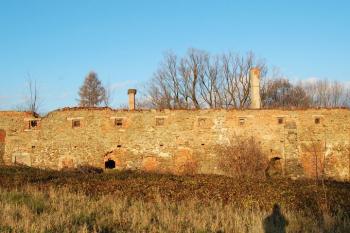 panorama jižní fronty tvrze s částečně dochovaným příkopem ve východní části ( © Jan P. Štěpánek 12/2008)