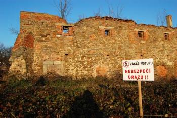 západní část jižní fronty tvrze ( © Jan P. Štěpánek 12/2008)