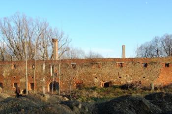 západní průčelí tvrze s branou do nádvoří ( © Jan P. Štěpánek 12/2008)