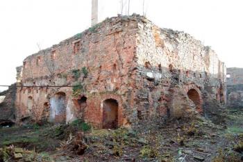 pohled ze severozápadního nároží interiéru na severní (vlevo) a západní stěnu tvořící za nimi sevřené nádvoří. ( © Jan P. Štěpánek 12/2008)