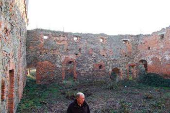 jižní fronta nádvoří tvrze ( © Jan P. Štěpánek 12/2008)