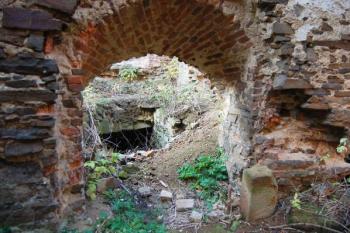průchod v původní západní frontě nádvoří do sklepení ( © Jan P. Štěpánek 12/2008)