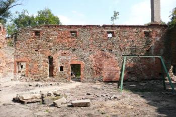 východní fronta nádvoří po vyčištění ( © Jan P. Štěpánek 09/2009)