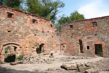 severovýchodní kout nádvoří tvrze po vyčištění ( © Jan P. Štěpánek 09/2009)