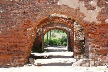 vyčištěný průjezd branou z nádvoří tvrze ( © Jan P. Štěpánek 09/2009)