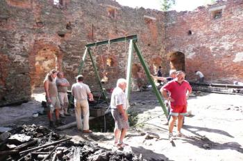 nádvoří v průběhu čištění studny ( © Jan P. Štěpánek 09/2009)