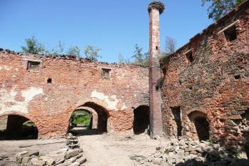 severozápadní kout nádvoří s průjezdem brány ( © Jan P. Štěpánek 09/2009)