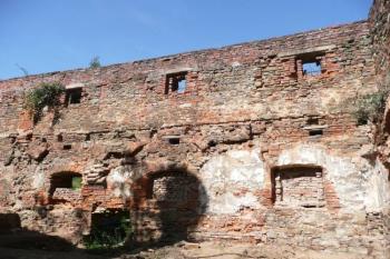 vnitřní strana vnější fronty západního křídla  ( © Jan P. Štěpánek 09/2009)
