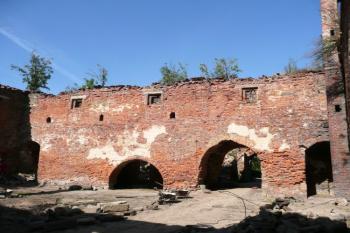 západní fronta nádvoří tvrze ( © Jan P. Štěpánek 09/2009)
