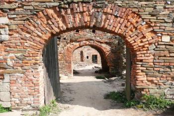 průhled vyčištěným interiérem průjezdu brány tvrze ( © Jan P. Štěpánek 09/2009)