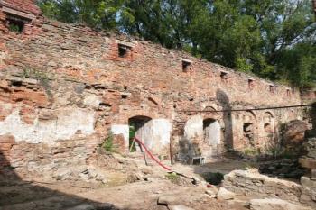 vnitřní fronta severní obvodové zdi tvrze po vyčištění ( © Jan P. Štěpánek 09/2009)