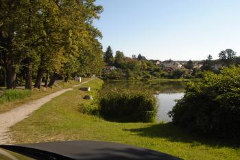 pohled na hráz rybníka s lipovou alejí a rybník z jihu (© Jaroslav Špiroch  07/2024)