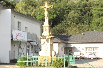 Kamenný kříž ve Lhotce, místní části České Třebové. (© Pavel Vítek  09/2024)