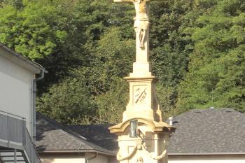 Kamenný kříž ve Lhotce, místní části České Třebové. (© Pavel Vítek  09/2024)