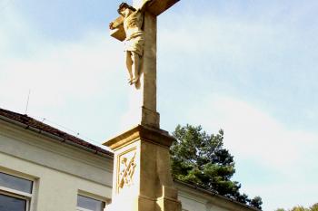 Kamenný kříž ve Lhotce, místní části České Třebové. (© Pavel Vítek  09/2024)