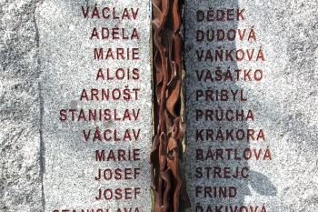 Pomník obětem vlakového neštěstí v Zákolanech (© Pavel Vítek  02/2025)