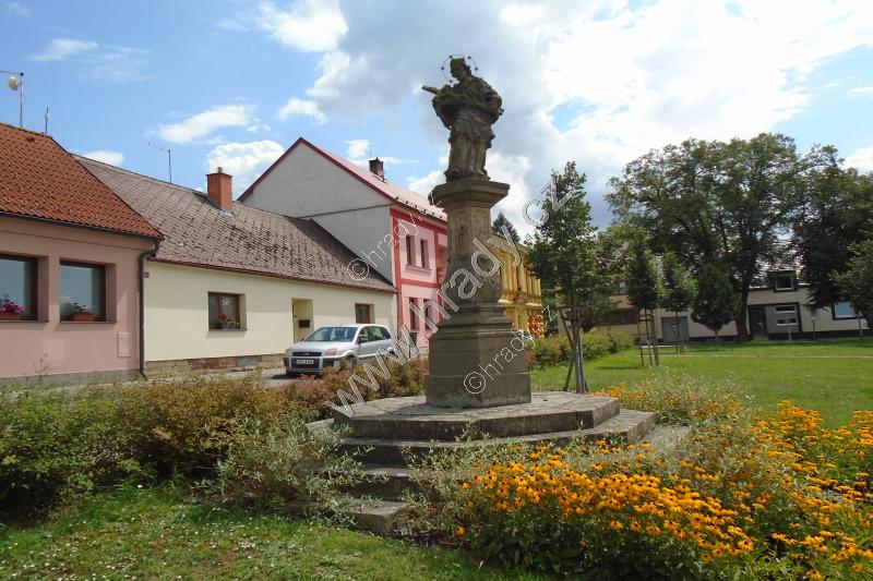 socha sv. Jana Nepomuckého na podstavě