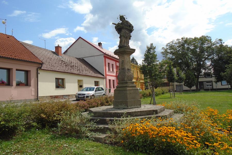socha sv. Jana Nepomuckého na podstavě