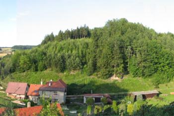 Pohled na kopec od kostela ( © Jiří Čížek 07/2004)