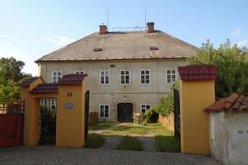 hlavní vjezdová vrata a vrátka pro pěší do vstupního areálu fary (© Jaroslav Špiroch  07/2024)