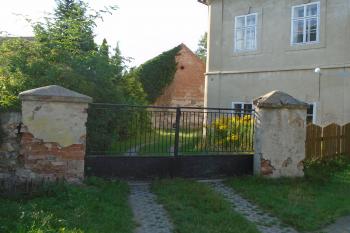 vjezdová vrata do zahrady (© Jaroslav Špiroch  07/2024)